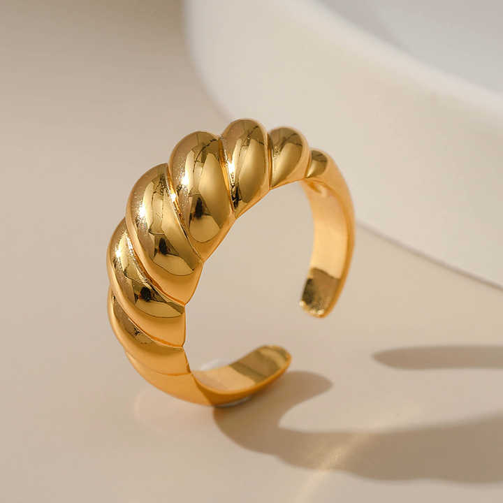 Nomi Ring